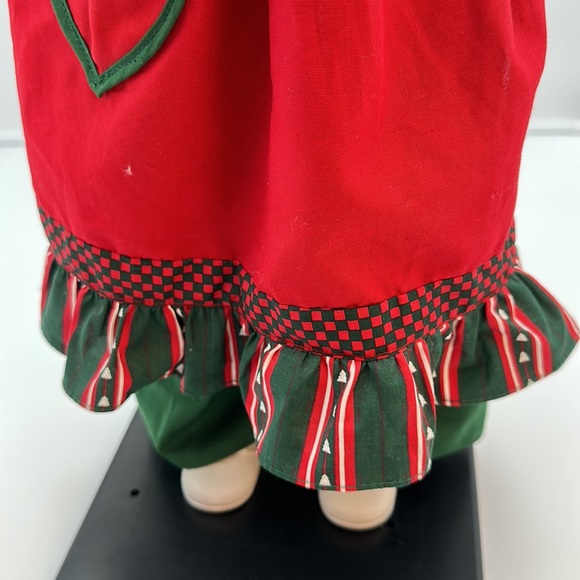 Holiday Creations Mrs. Claus Animated Lighted Christmas Holiday Decoration. - Picture 9 of 17